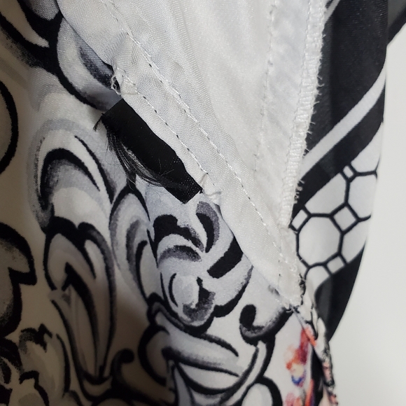 White House Black Market Women's black&White Floral Asymmetrical Sleeveless top - Picture 4 of 7